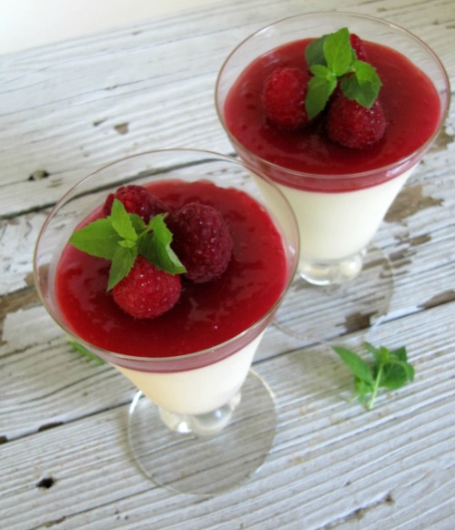 2 glasses of swedish cream pudding with raspberry