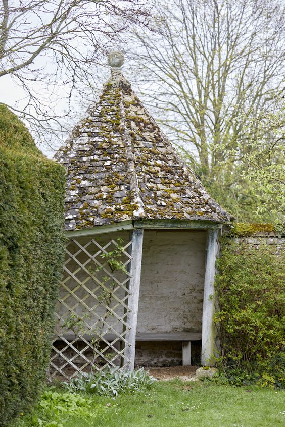 Kelmscott Manor in the gardens.