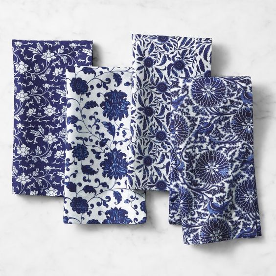 4 blue and white napkins. Pinecones and acorns
