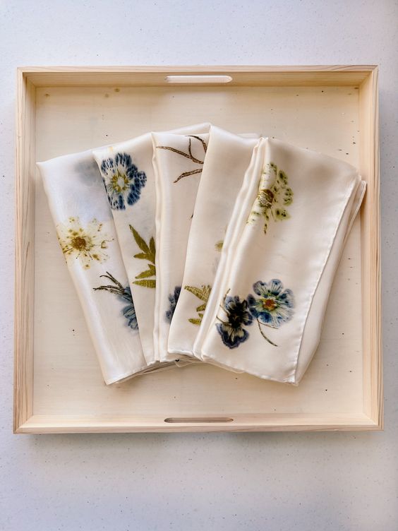 Tray with 4 silk scarves with flowers.