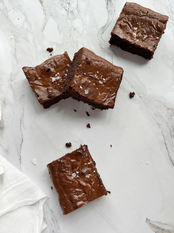 4 brownies with sea salt.