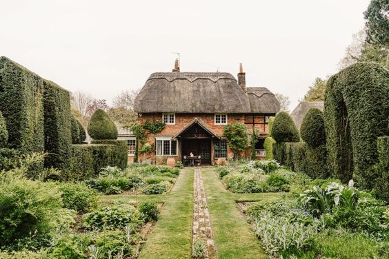 Compton End, English thatched cottage. 