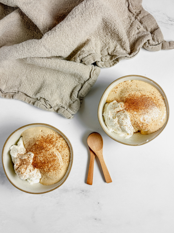 dalgona-mousse in 2 cups with 2 small bamboo spoons.
