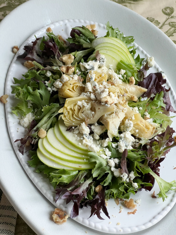 Artichoke salad with walnuts